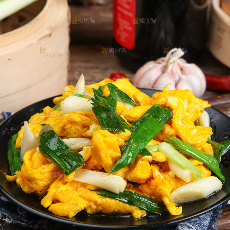 盘子里装蒜苗炒鸡蛋