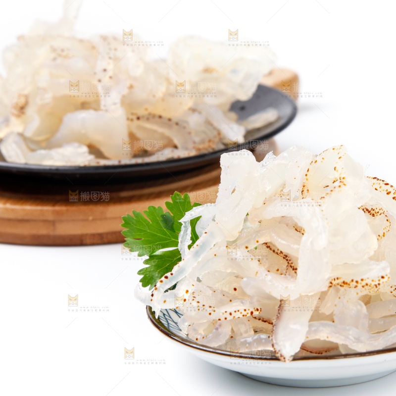 碗里装着海蜇丝
