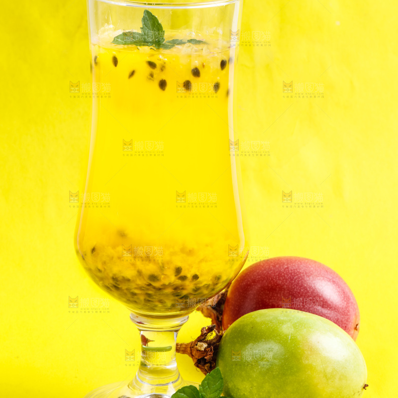 浅底上放着一杯百香果汁