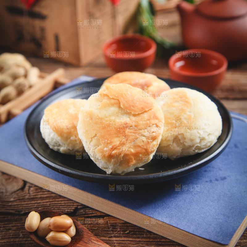 浅底上放着一盘豆沙酥饼