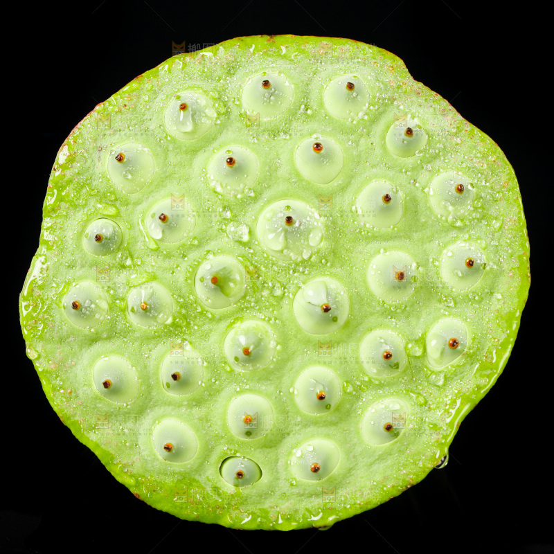 水果莲蓬放在黑底上
