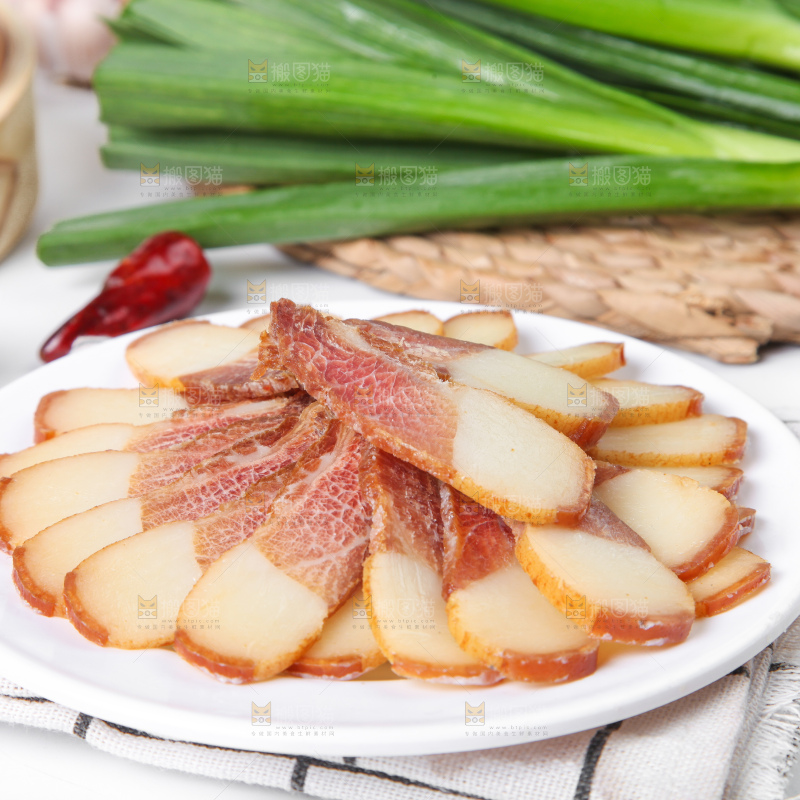 盘子里装着腊肉