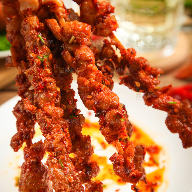 手拿肉串