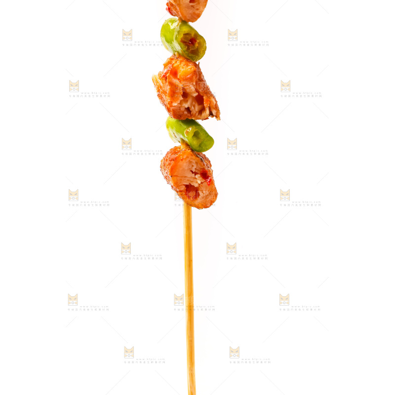 白底上的肉串