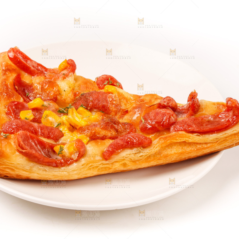 白底上放着一盘披萨