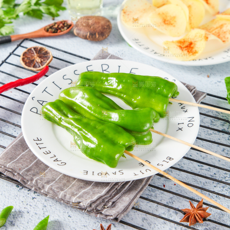 木底上放着一盘夏枯草