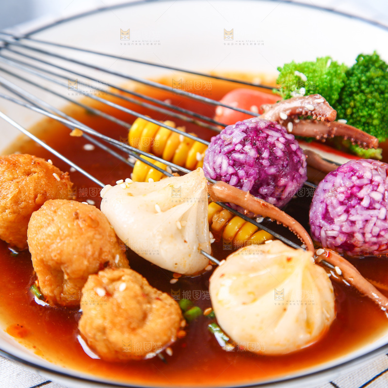 浅底上放着一碗冷锅串串