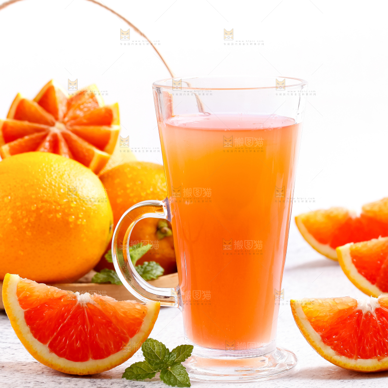 杯子里装着橙子汁