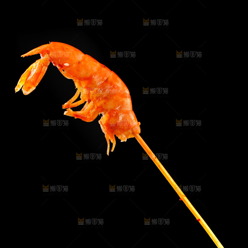 黑底上的虾串