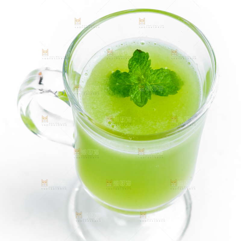 白底上放着一杯苹果汁