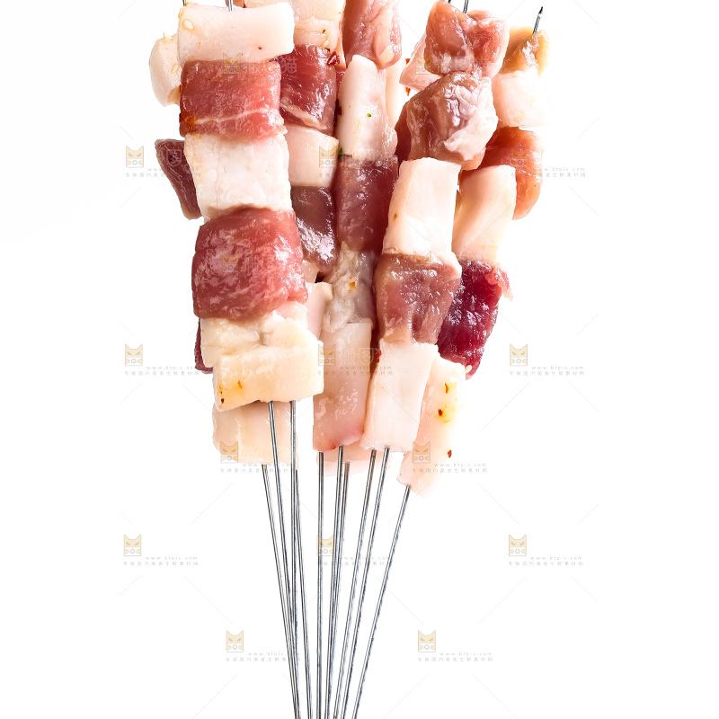 白底上的肉串
