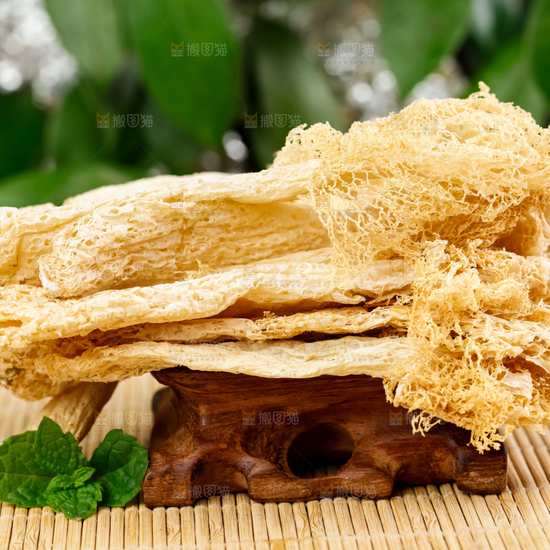 木底上放着古田竹荪