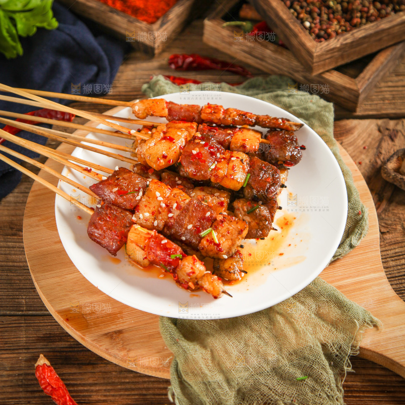一盘肉串放在木底上