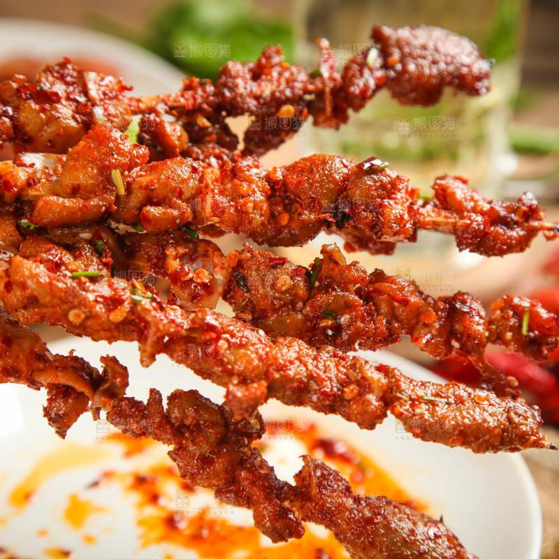 手拿肉串
