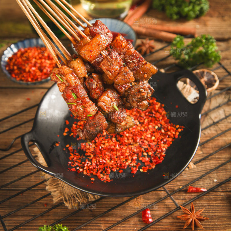 木底上放着一锅肉串