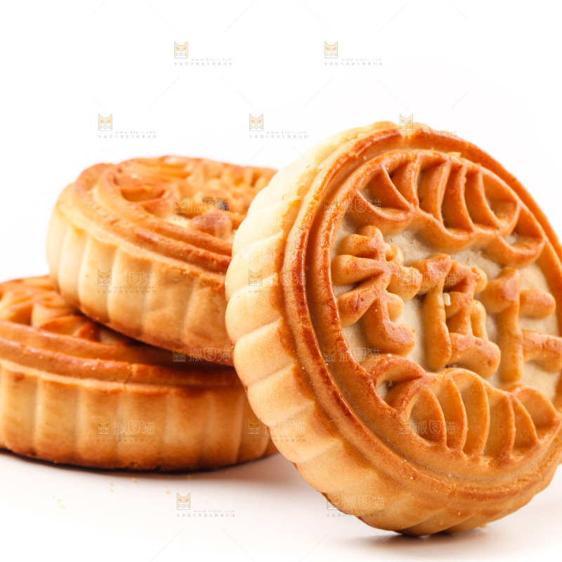 五仁月饼放在白底上