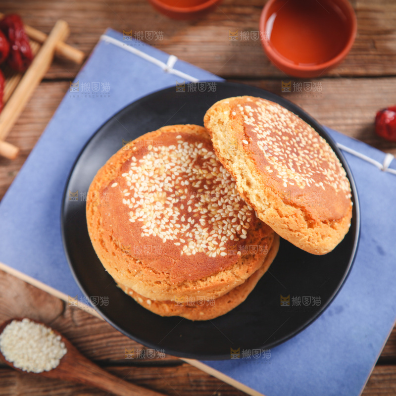 一盘芝麻酥饼放在木底上