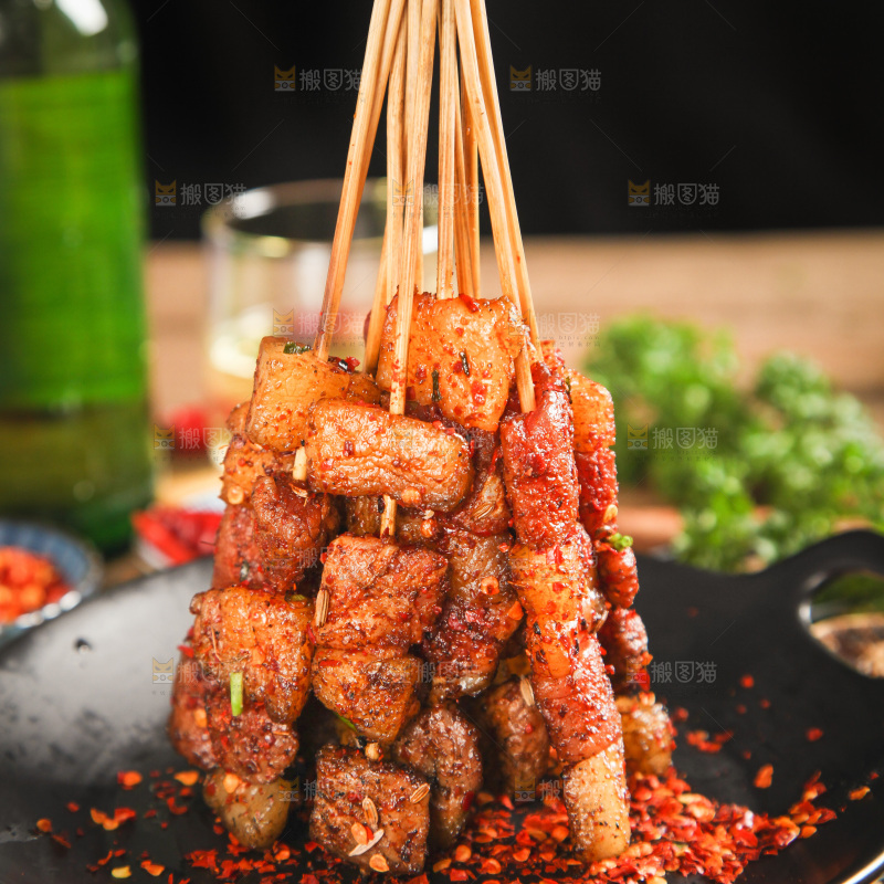 木底上放着一锅肉串