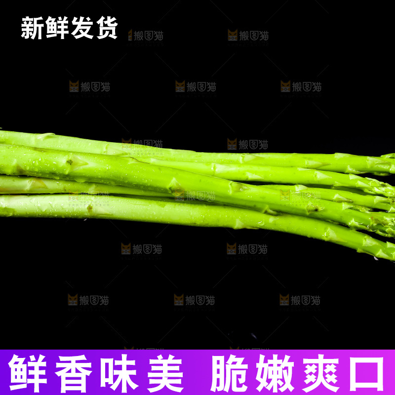 黑底上放着青芦笋