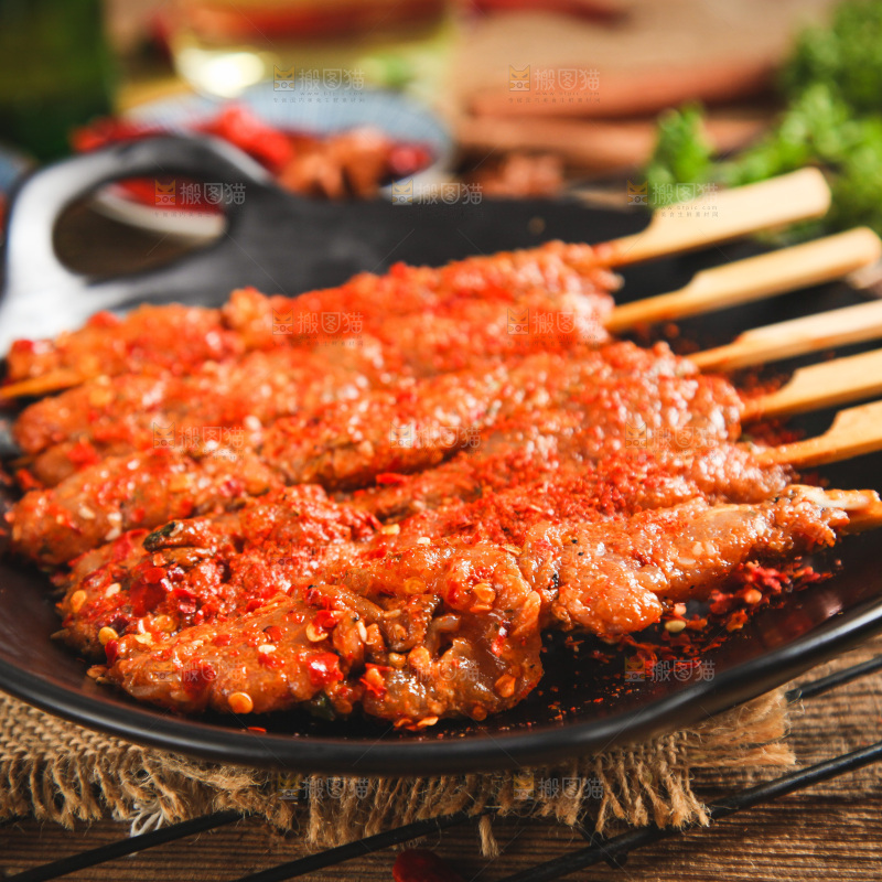 一锅肉串放在木底上