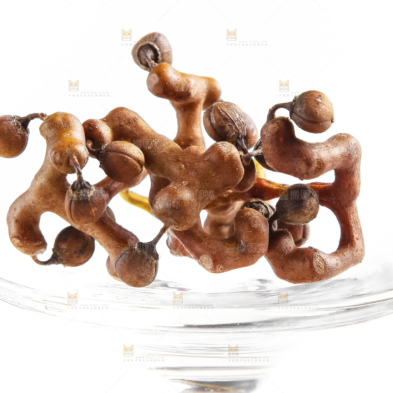 白底上放着拐枣果