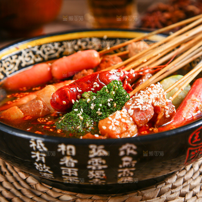 一碗钵钵鸡放在木底上