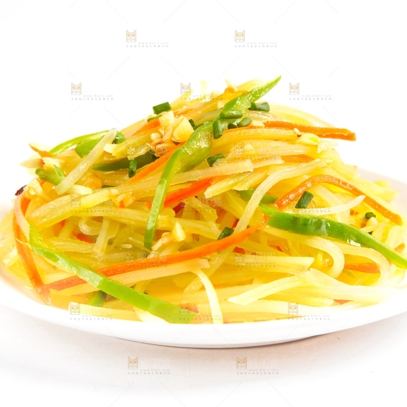 盘子里装着土豆丝炒辣椒