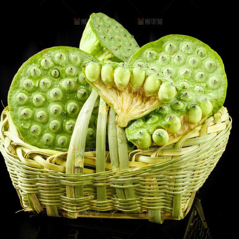 黑底上放着一筐湖北莲蓬