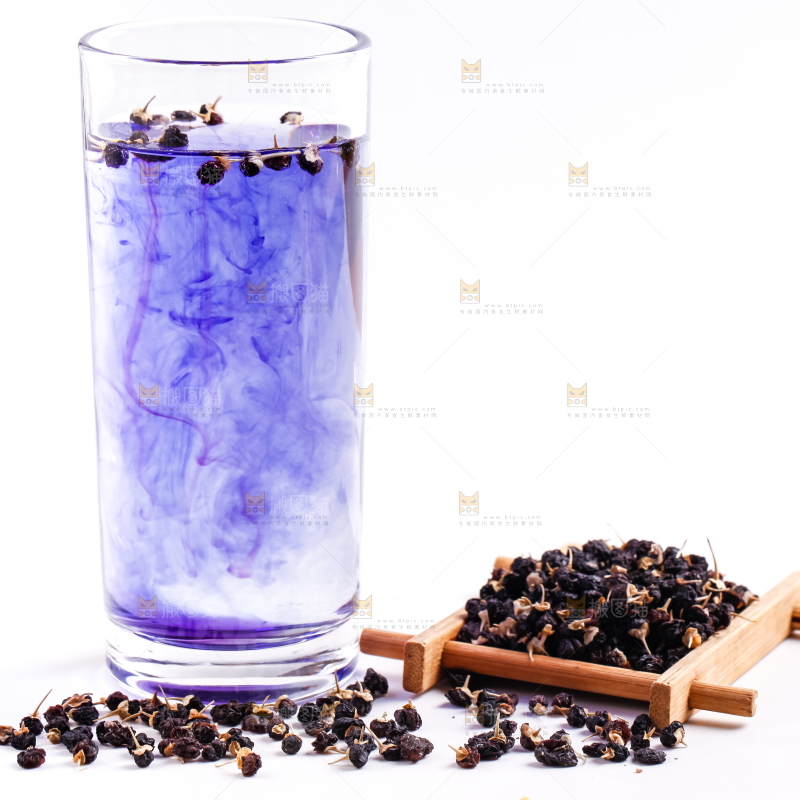 杯子里装着黑枸杞茶