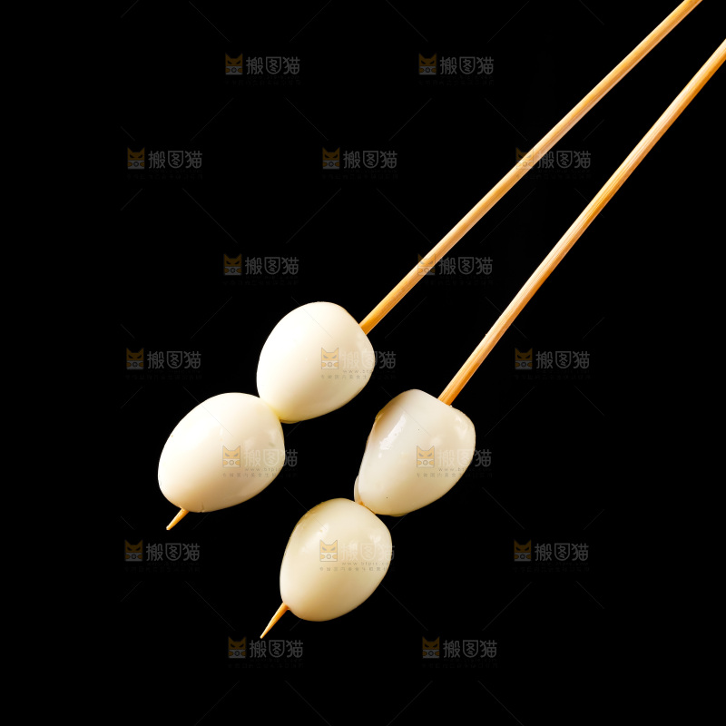 白底上的鹌鹑蛋串