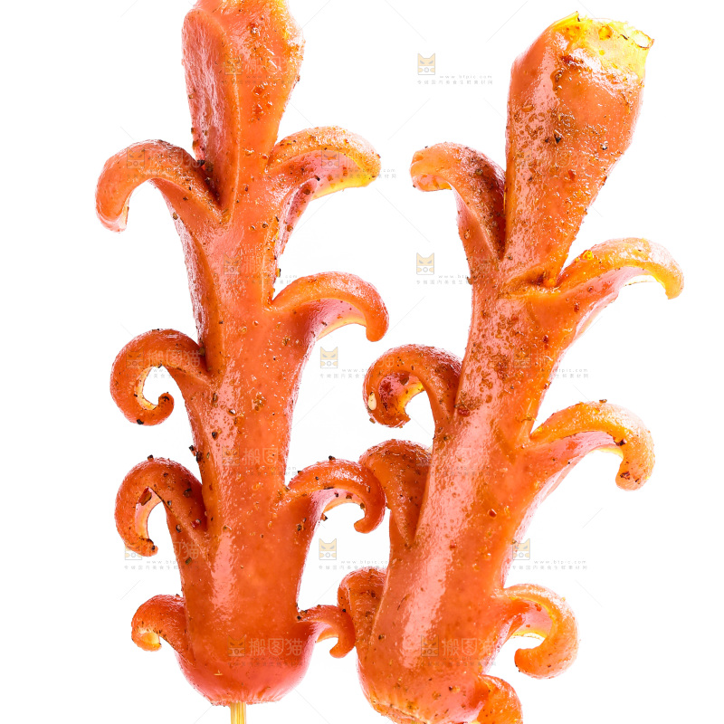 白底上放着火腿肠串