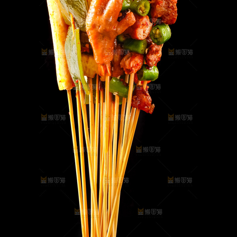 手拿钵钵鸡食材