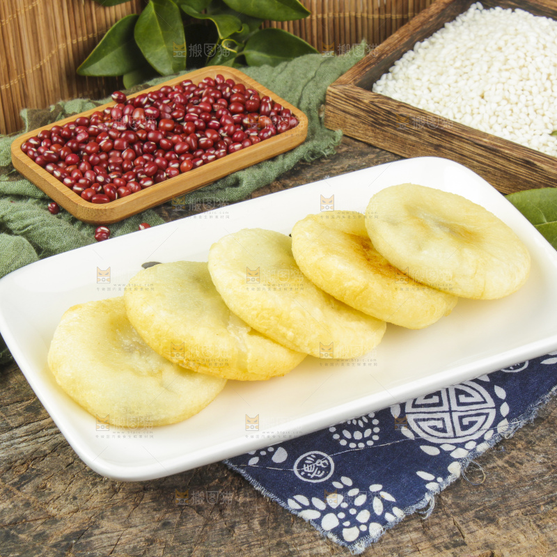盘子里装红豆夹心糍粑