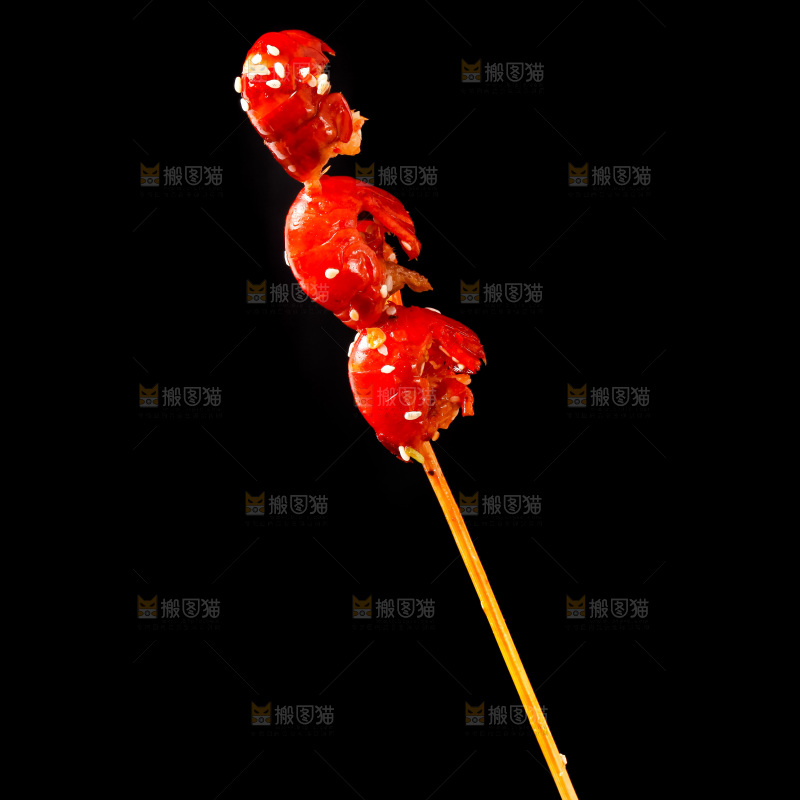 黑底上的虾球串