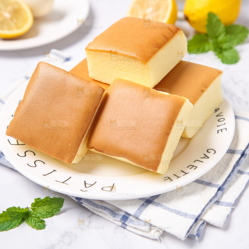 盘子里装着小蛋糕