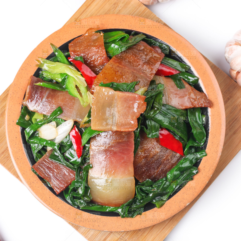 盘子里装着腊肉炒蒜苗