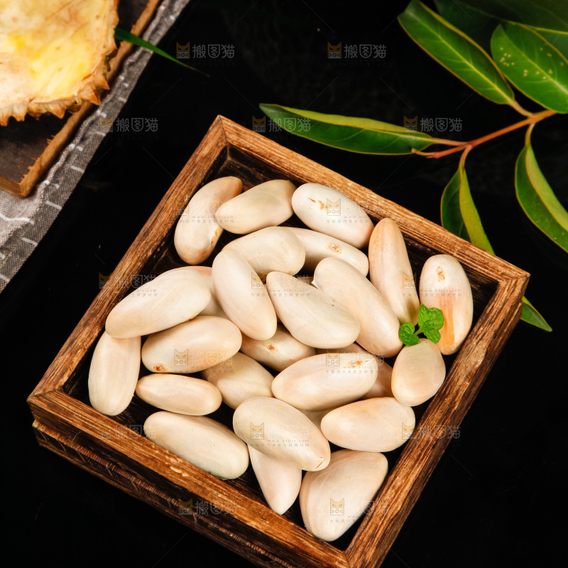 盘子里装着菠萝蜜籽