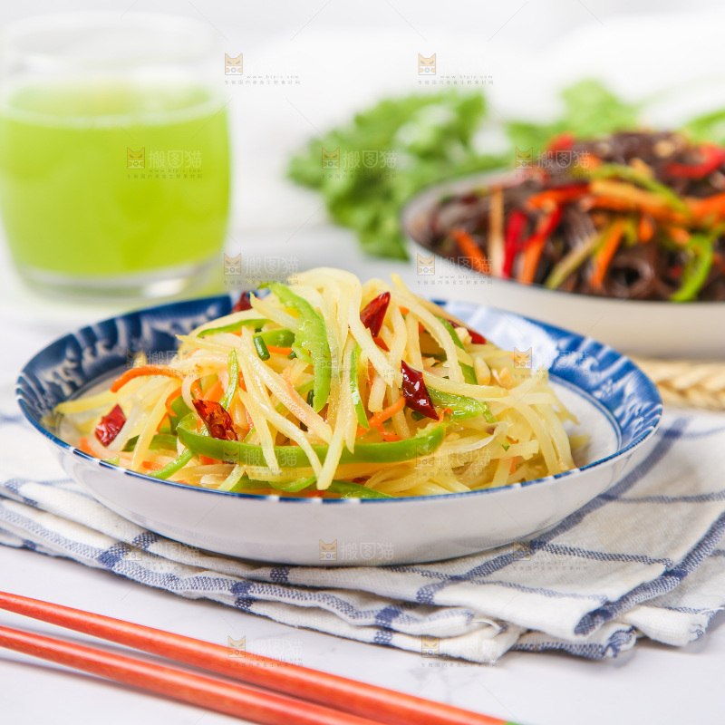 盘子里装着炒土豆丝