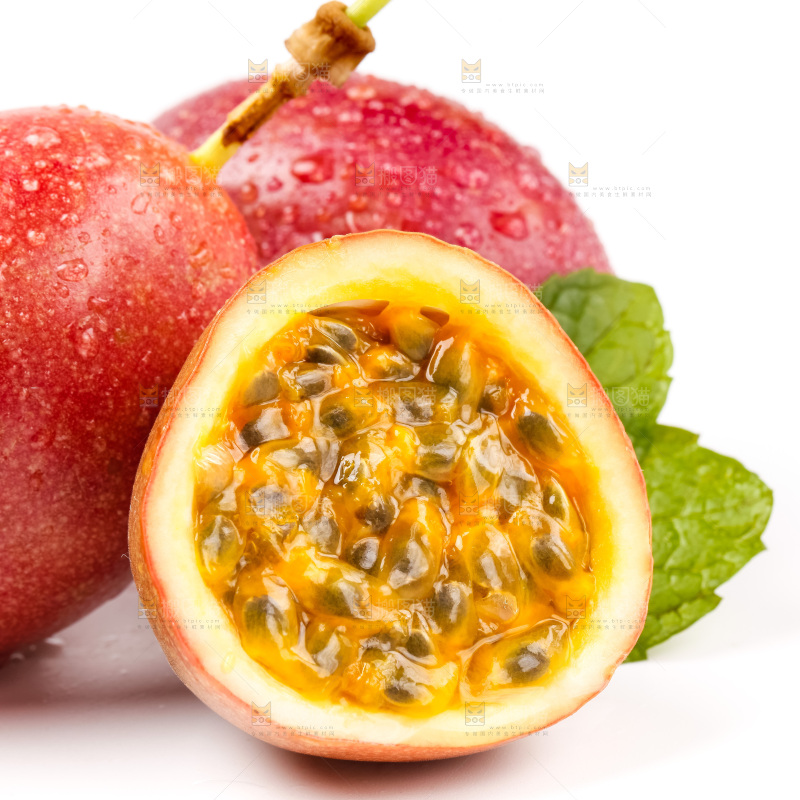 白底上放着切开的百香果