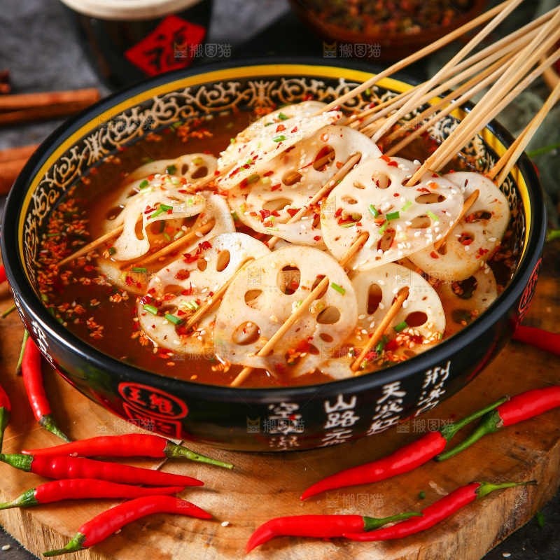 一碗冷锅串串放在深底上