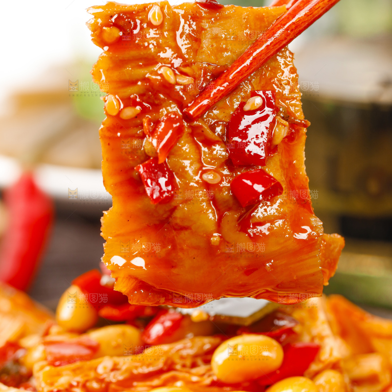 筷子上夹着下饭菜