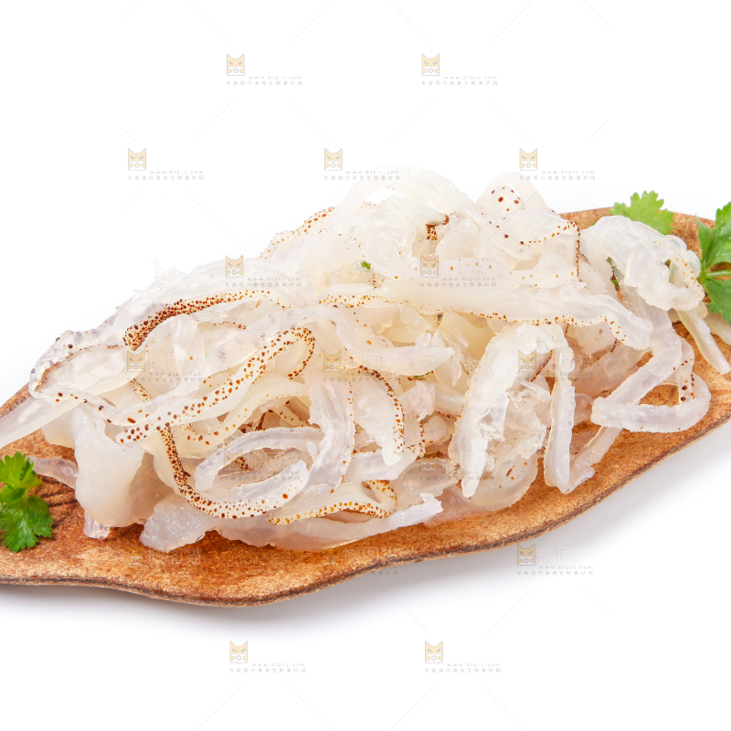 碗里装着海蜇丝