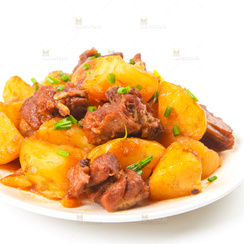 盘子里装着土豆烧肉