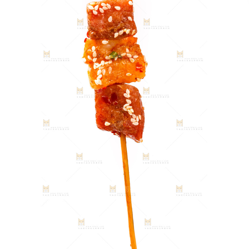 白底上的肉串