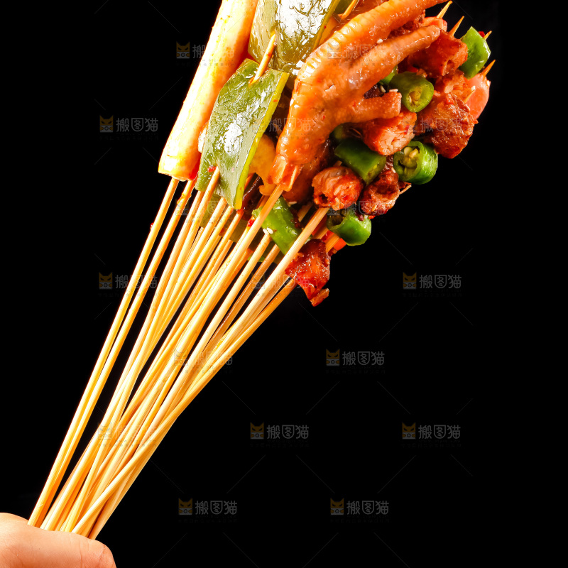 手拿钵钵鸡食材