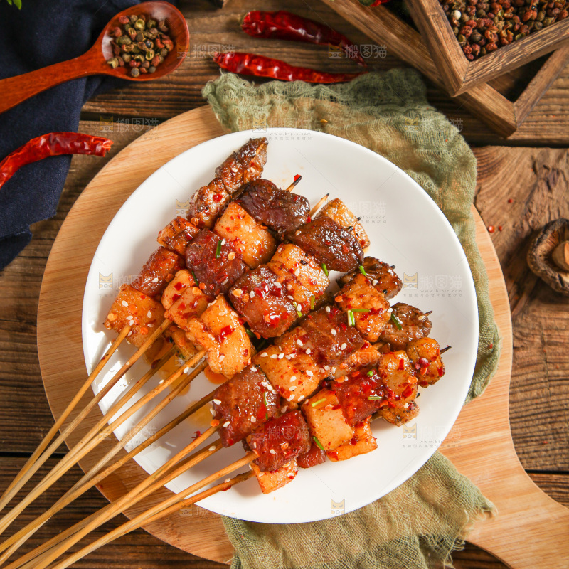 一盘肉串放在木底上