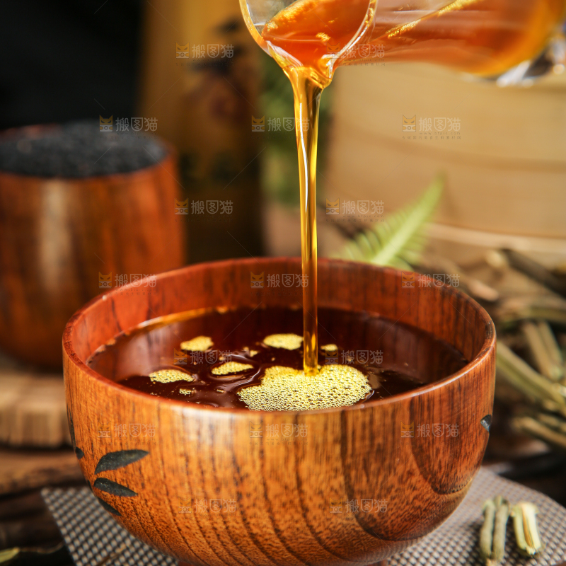 碟子里的料酒