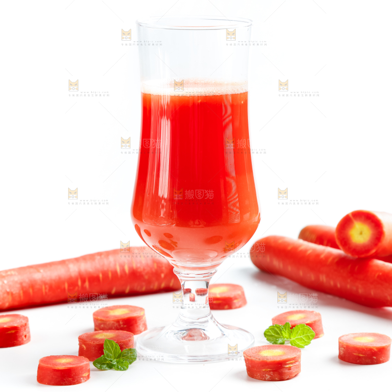 杯子里装着胡萝卜汁