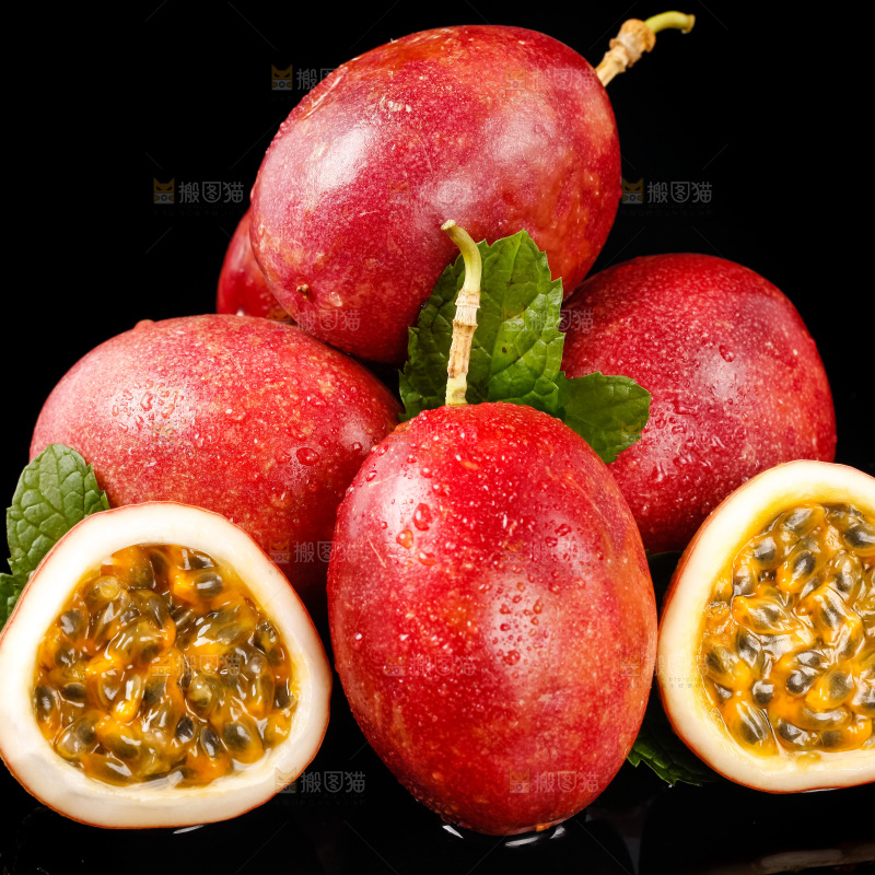 切开的紫皮百香果放在黑底上