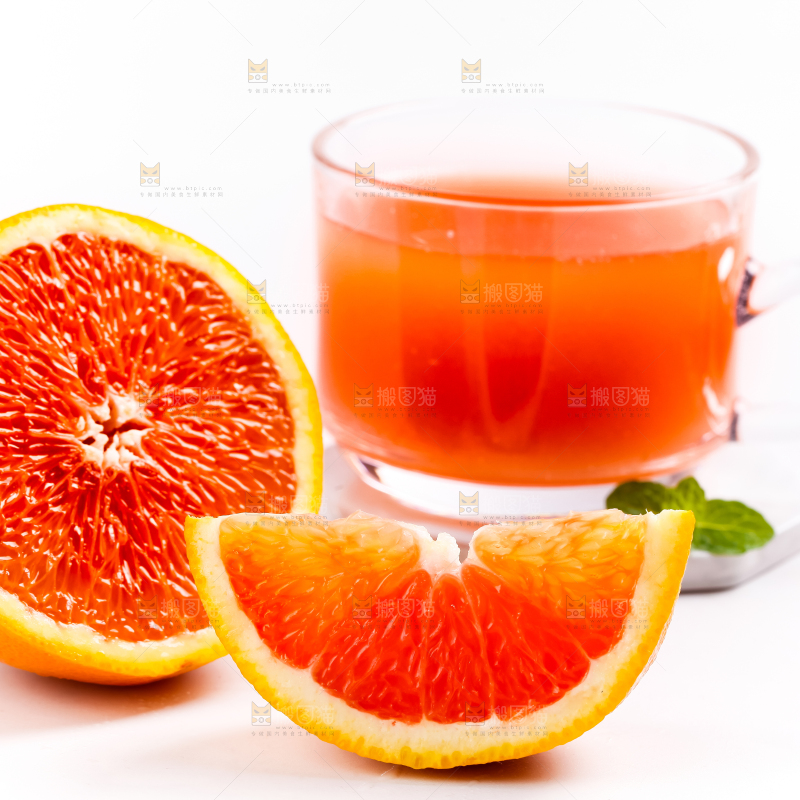 杯子里装着橙子汁